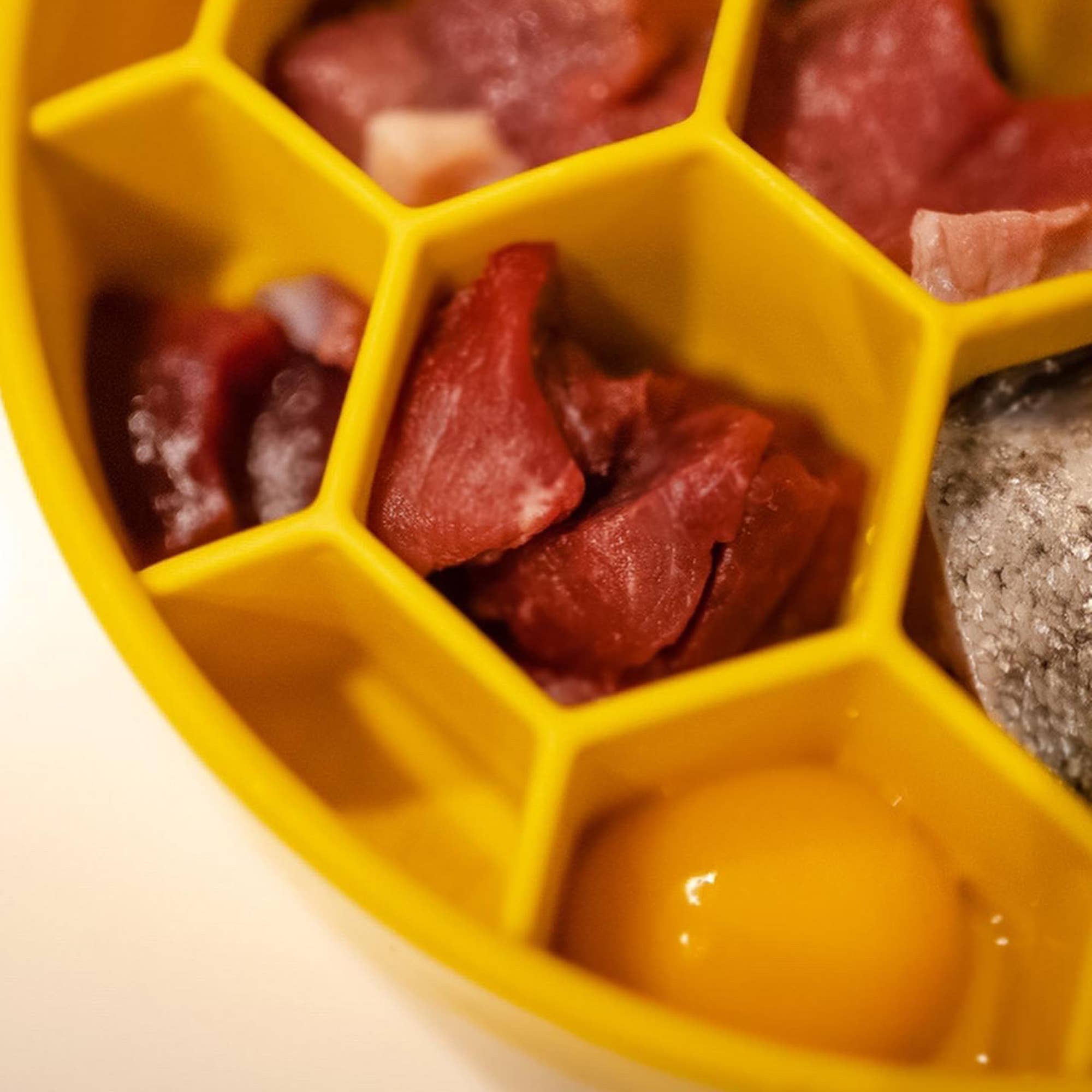 SodaPup Honeycomb eBowl – Slow feeder & berikningsskål för hund