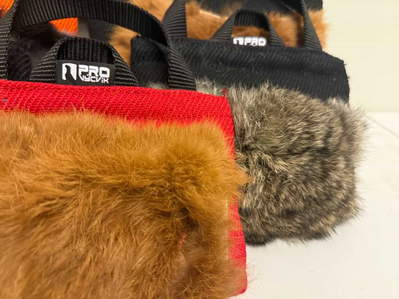 Stor kampkudde med kaninskinn för hund | Bitkudde & belöningsleksak