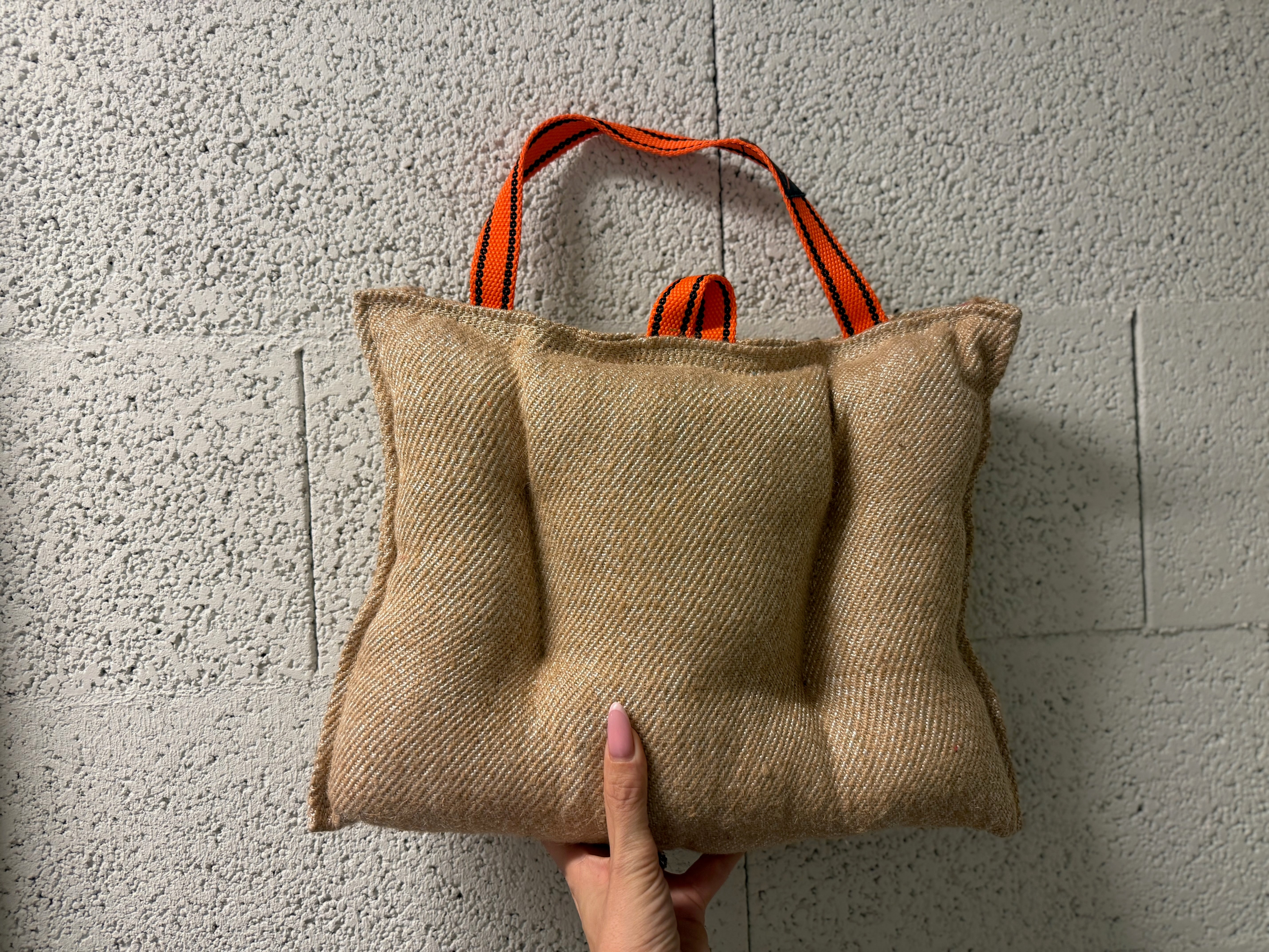 Pillow L – stor bitkudde i jute och ringo