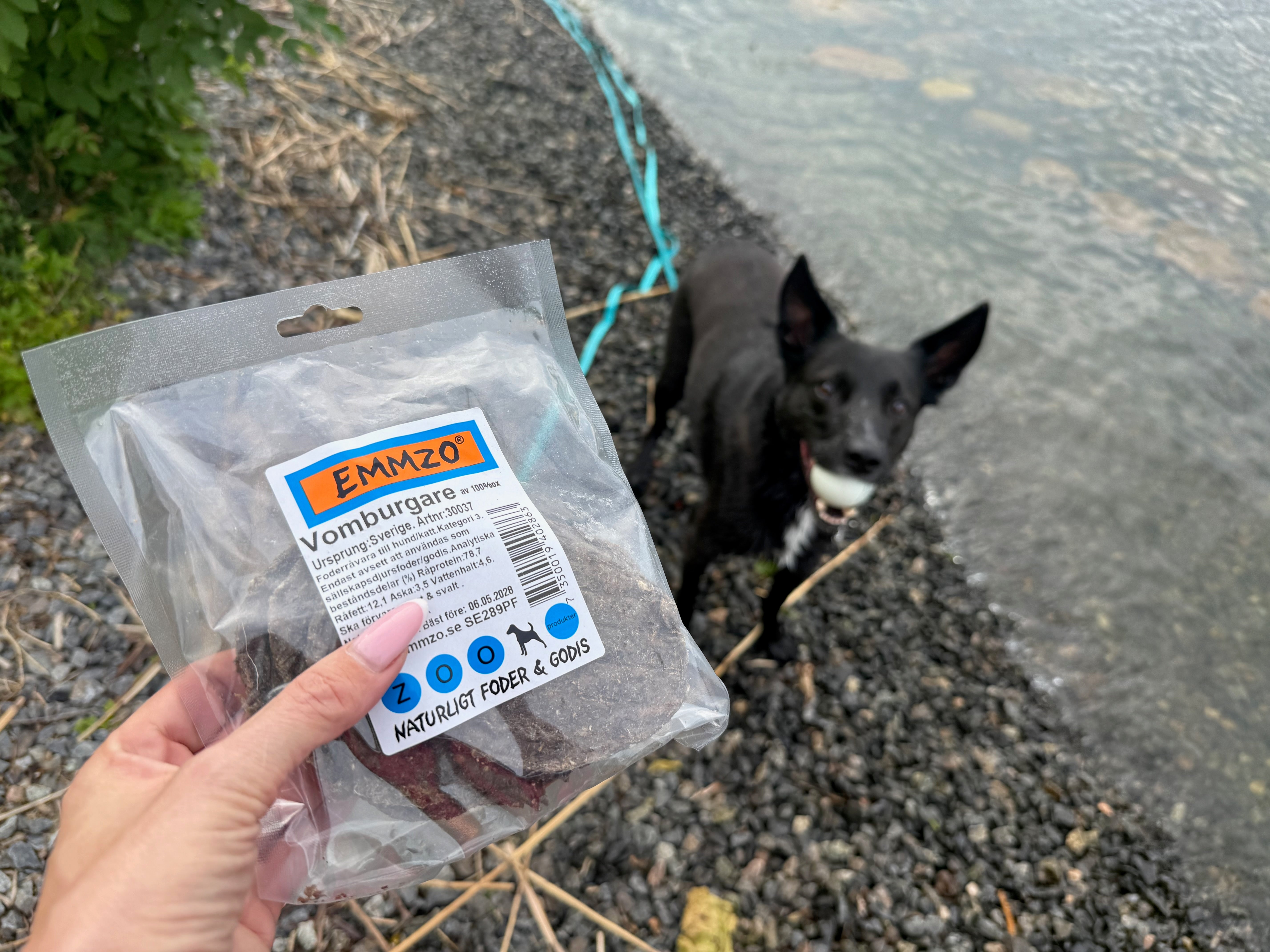Emmzo Vomburgare 4-pack â đžđȘ Svenskt naturligt hundgodis av vom | Staffeshoppen