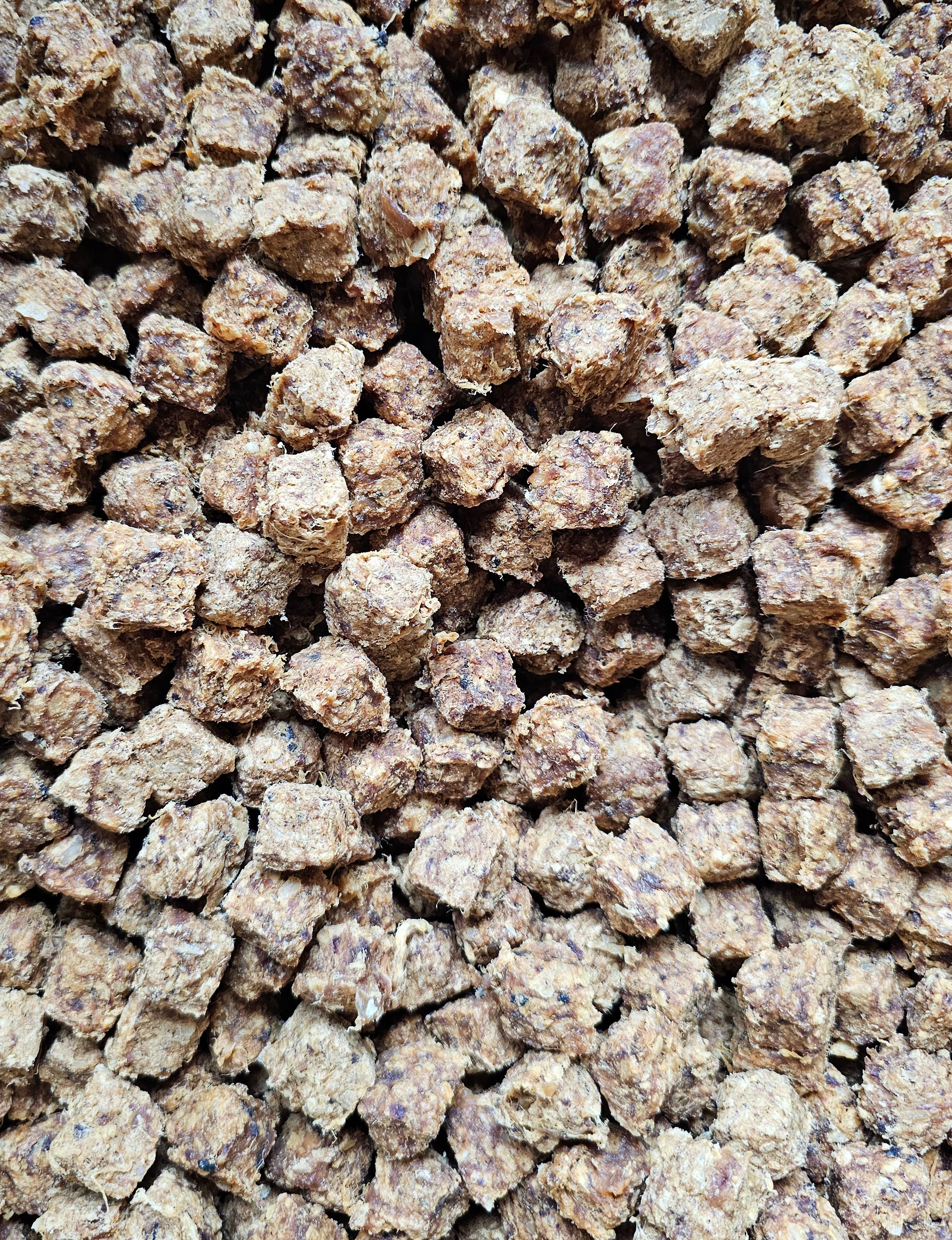 Pärlhöns köttkuber 100 g – monoprotein hundgodis av pärlhöns
