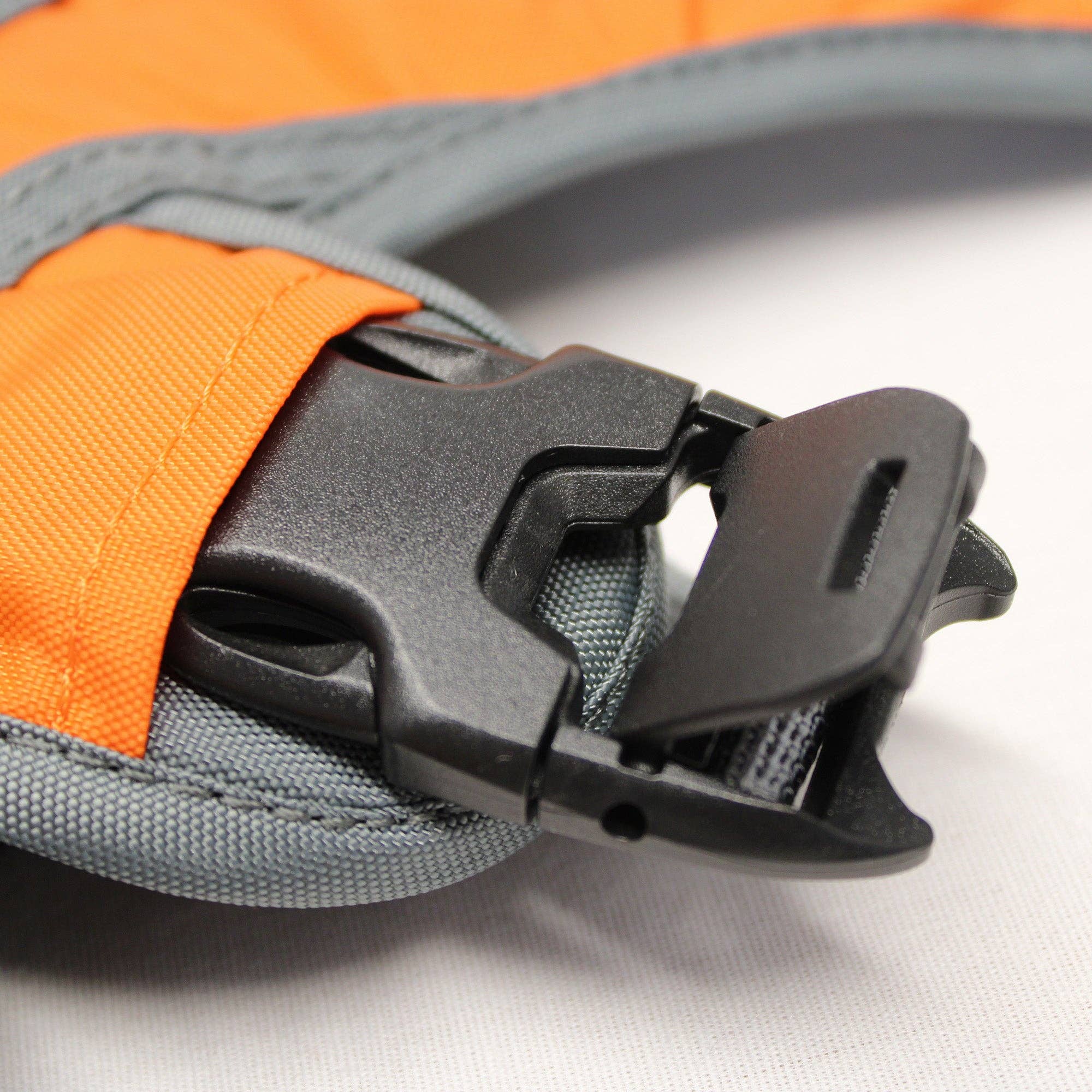 Camping With Dogs and AlphaPak - Adventurer 2-delat hundpaket med EZ Latch™: Lila / Medium - Bröst 22-27in - Hals 14-20in.