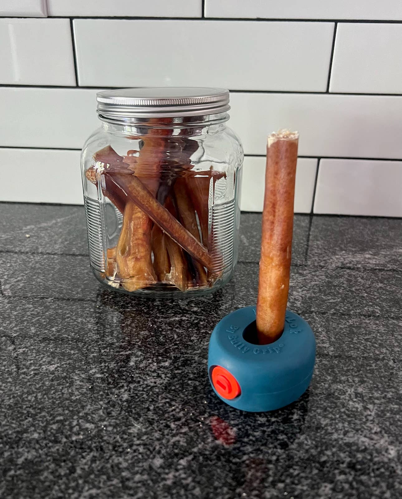 Tugghållare för hund – säkrare tugg för bully sticks, yakost & horn | Bully Lok