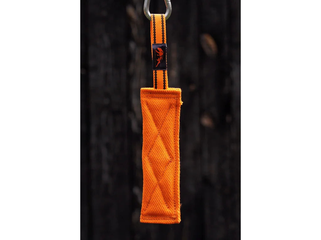 TUG – Orange Kampkudde för Tug of War 25 × 7 cm