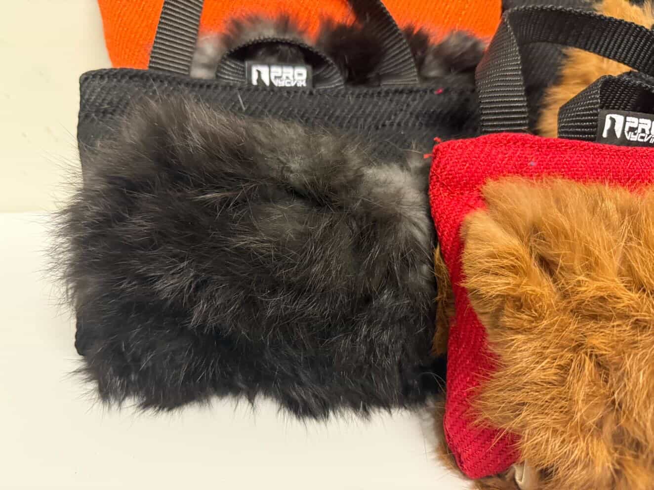Stor kampkudde med kaninskinn för hund | Bitkudde & belöningsleksak