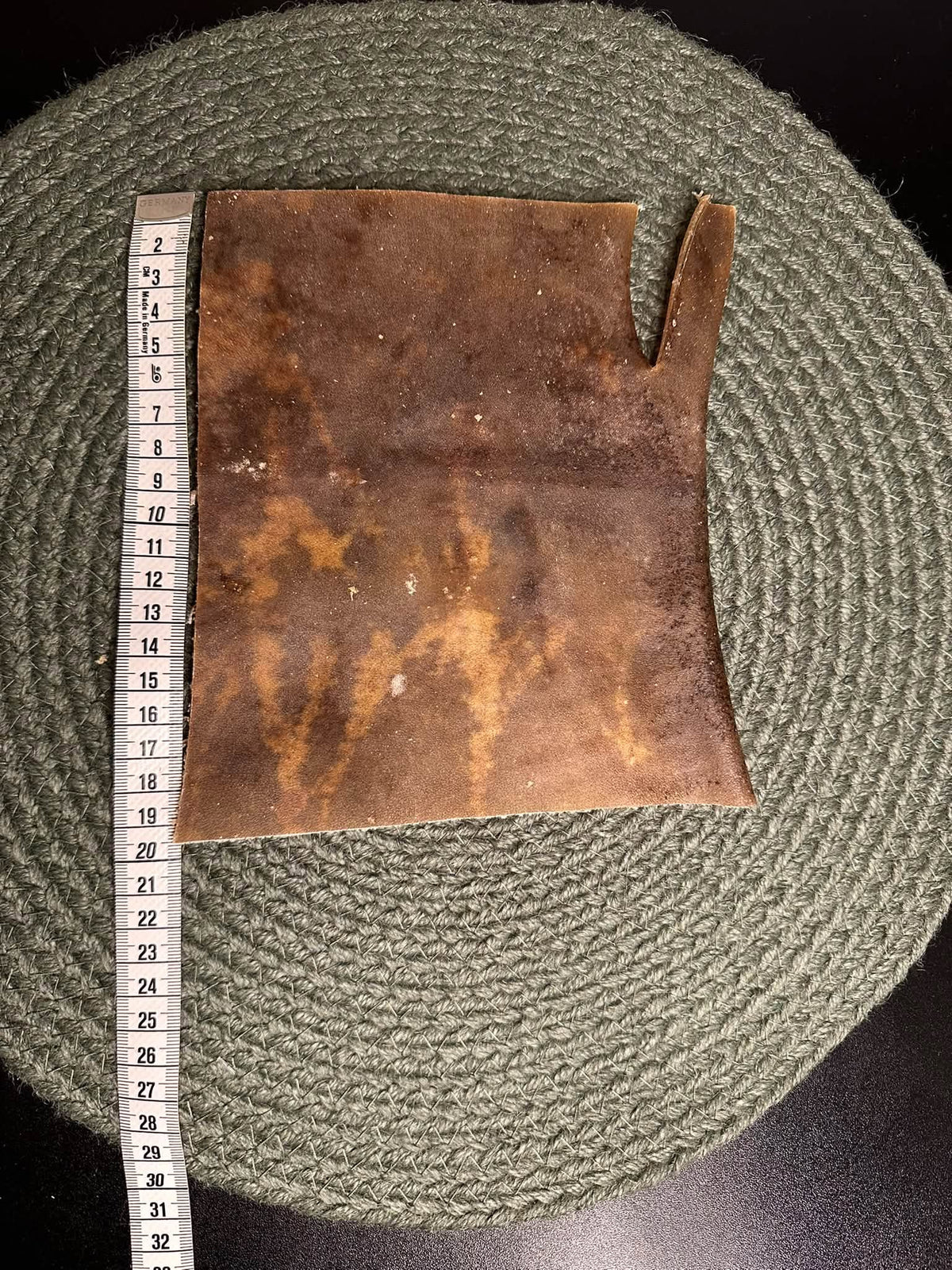 Kamelhud Platta – ca 17 × 20 cm begränsat parti