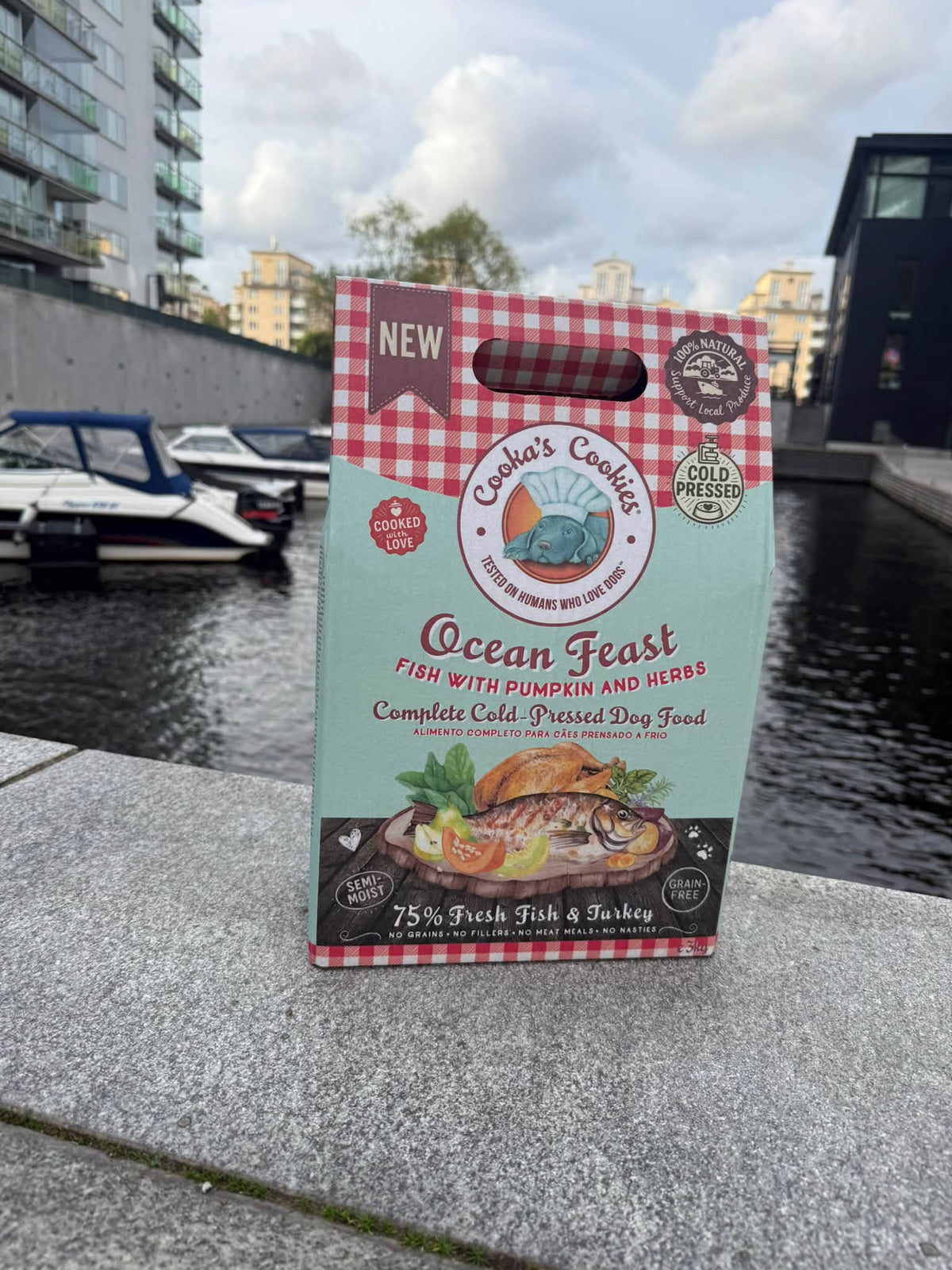 Semi-moist kallpressat hundfoder med 75 % fisk och kalkon