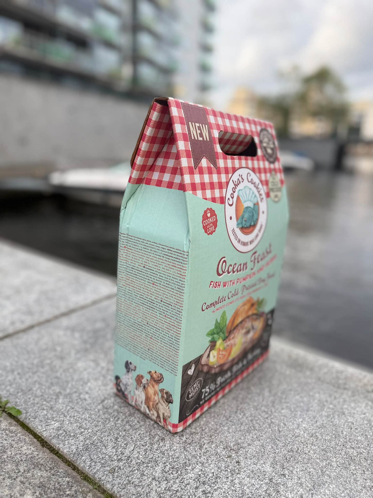 Semi-moist kallpressat hundfoder med 75 % fisk och kalkon