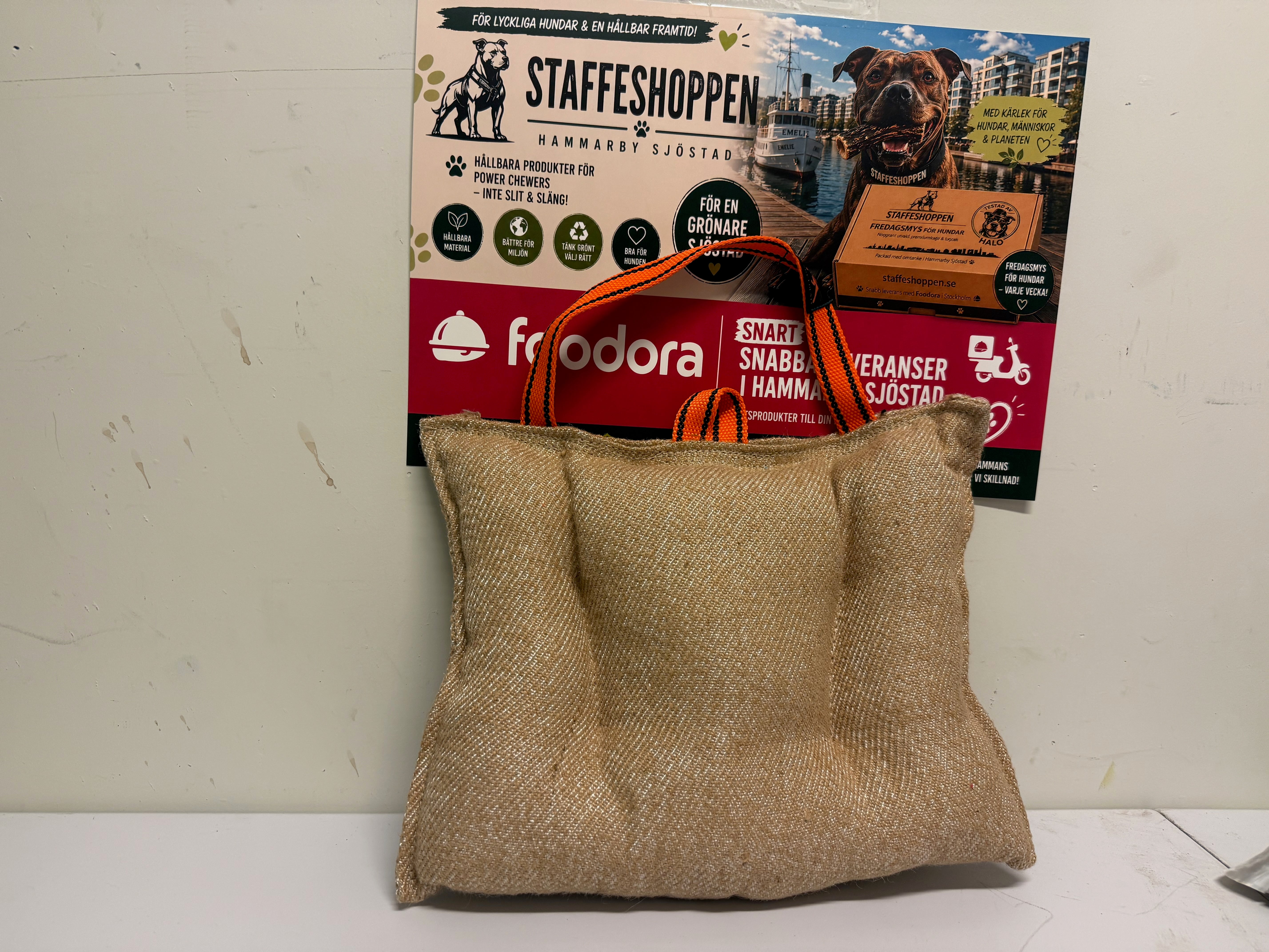 Pillow L – stor bitkudde i jute och ringo