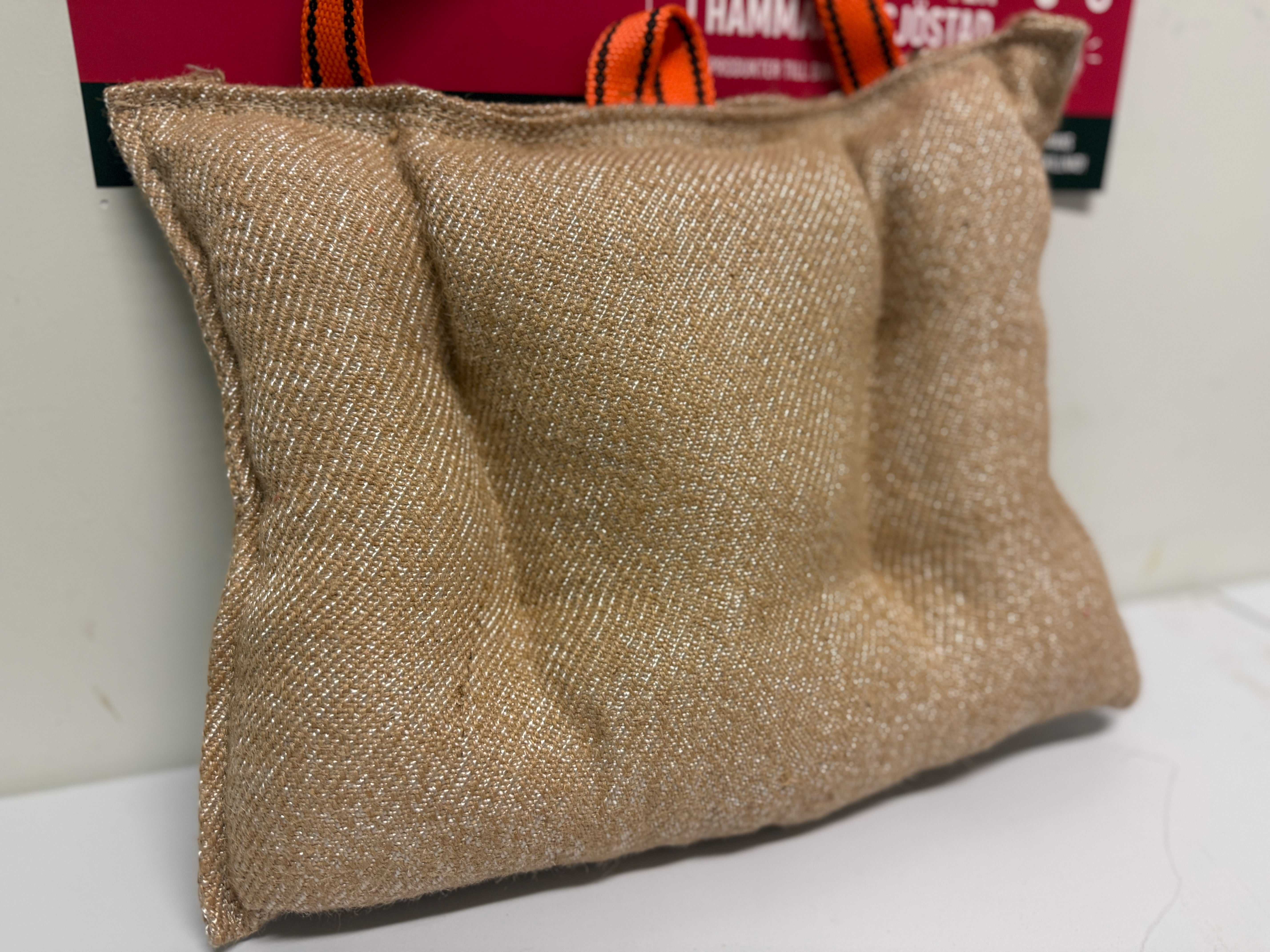 Pillow L – stor bitkudde i jute och ringo