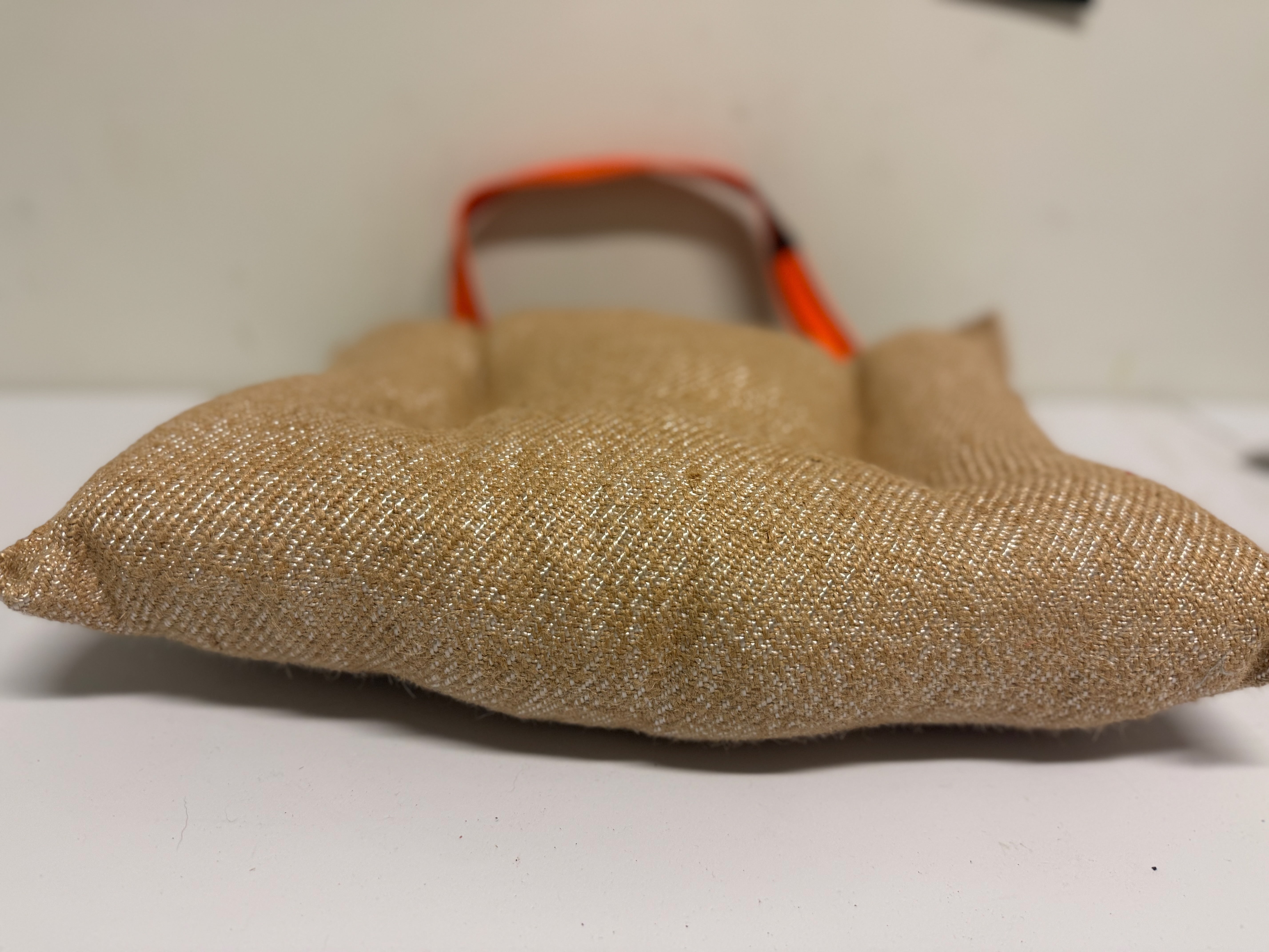 Pillow L – stor bitkudde i jute och ringo