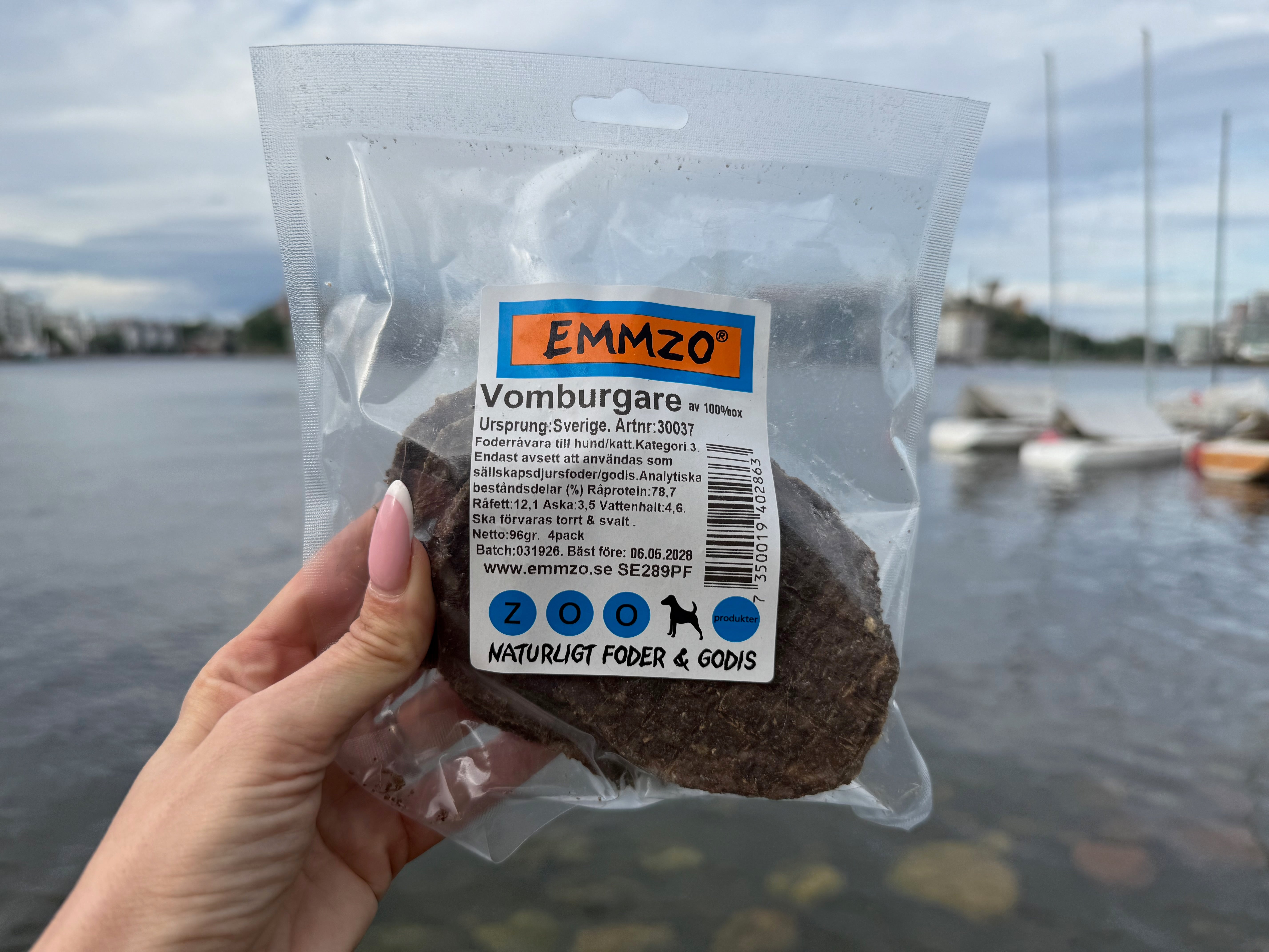 Emmzo Vomburgare 4-pack – 🇸🇪 Svenskt naturligt hundgodis av vom | Staffeshoppen