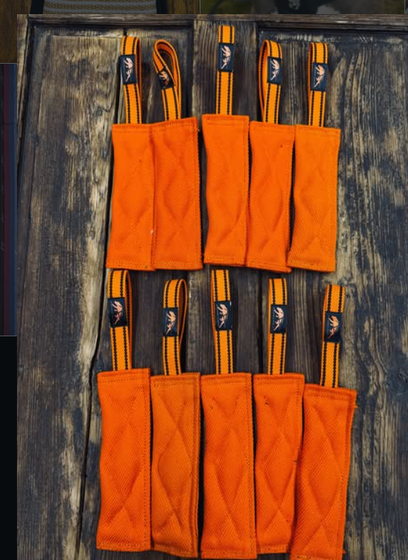 TUG – Orange Kampkudde för Tug of War 25 × 7 cm