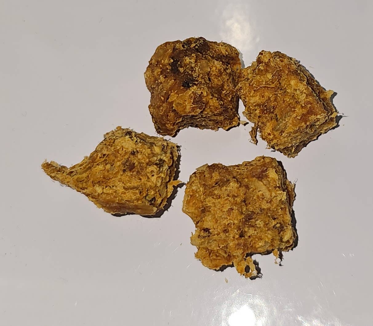 Pärlhöns köttkuber 100 g – monoprotein hundgodis av pärlhöns