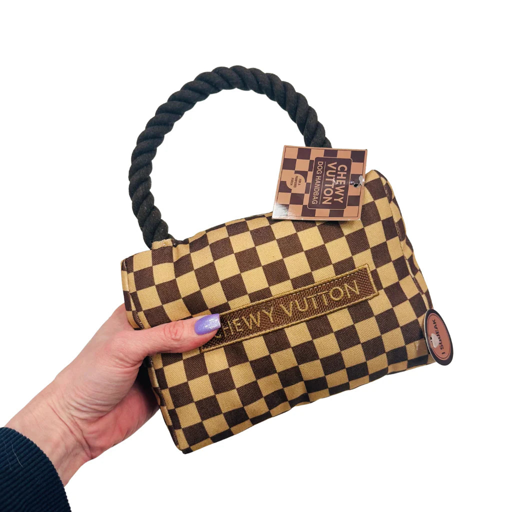 Chewy Vuitton Designerväska för Hund – Mjuk Plyschleksak med Pip