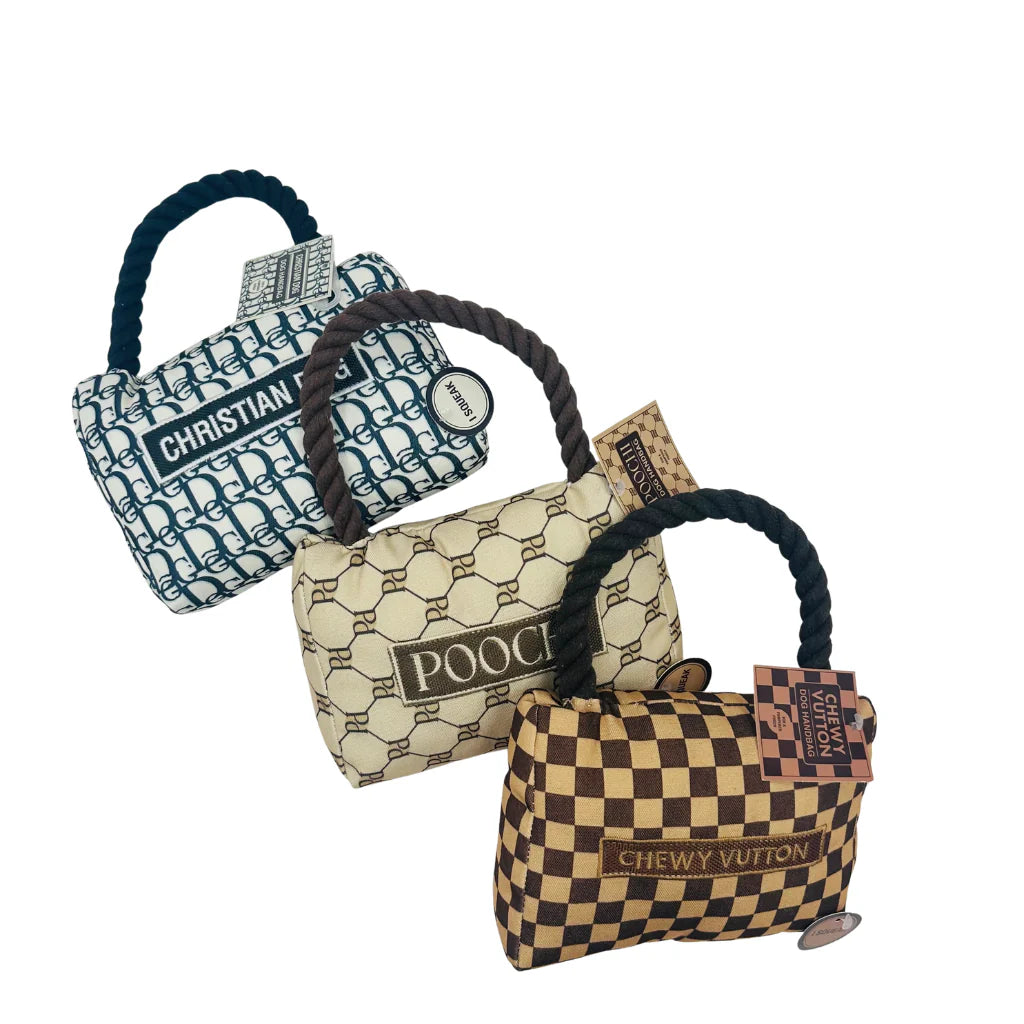 Chewy Vuitton Designerväska för Hund – Mjuk Plyschleksak med Pip