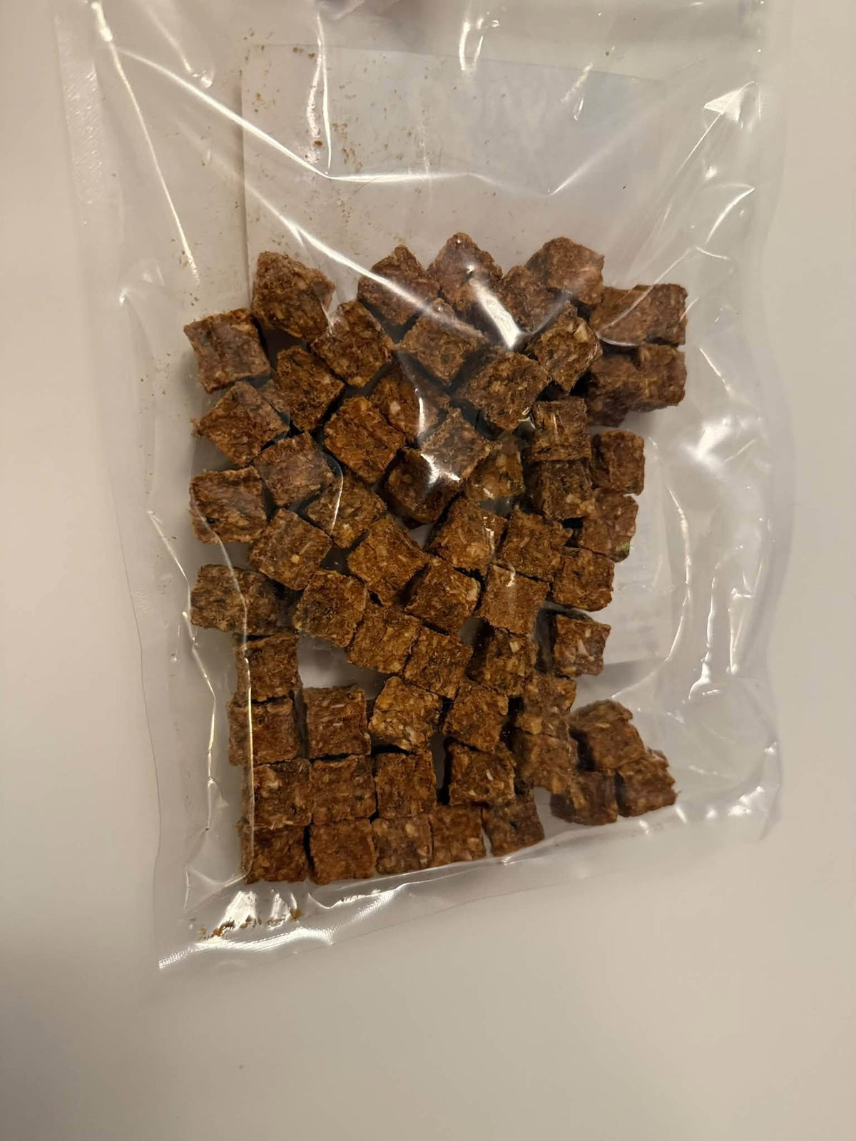 Fiskkuber 100 g – naturligt träningsgodis av 90 % lax och 10 % torsk